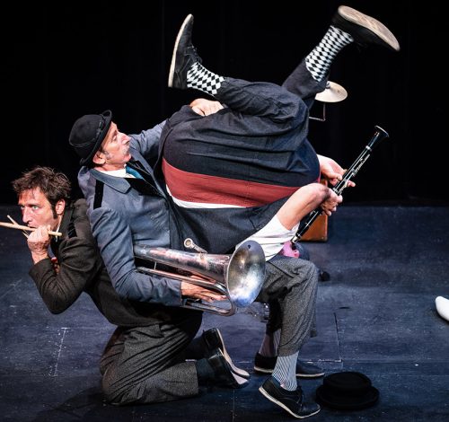 Teatro Necessario (Italien) „Clown in libertà”. Zirkustheater-Festival »Empire of Fools«, fotografiert am 19. Juni 2022 in Hoppes Hoftheater in Dresden-Weißig. Foto: André Wirsig